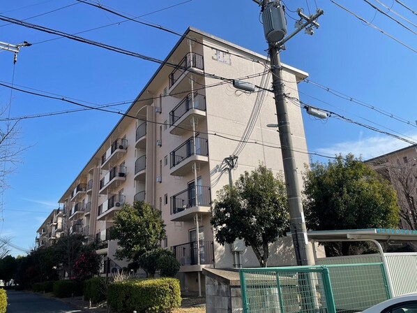 男山第４住宅３０３棟（５０６）の物件外観写真